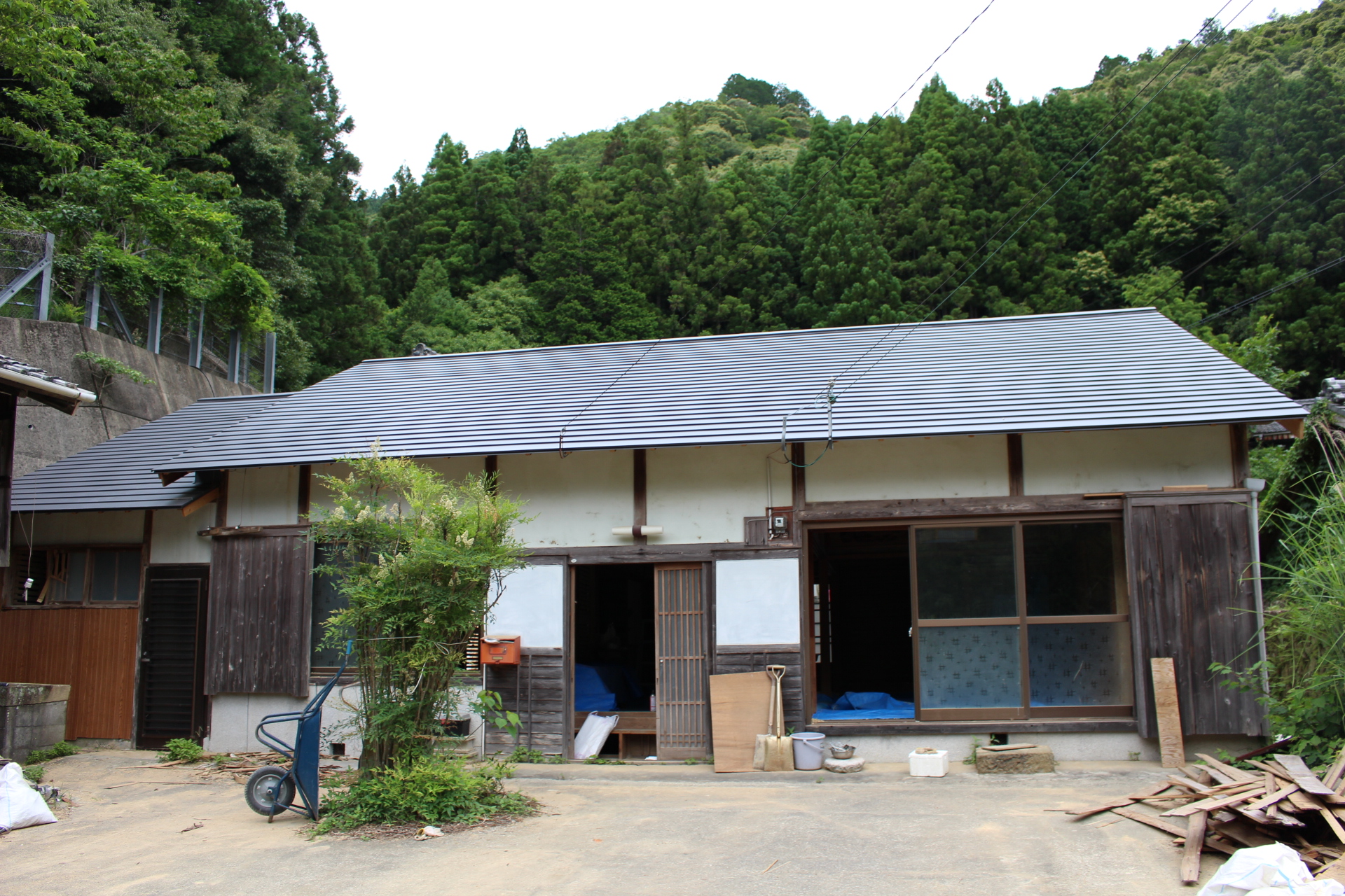 ６月現在の古民家全貌。恥部まで大公開！